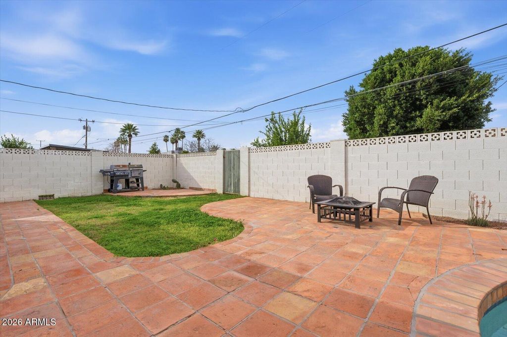 Image 27 of property listing at 934 E BERRIDGE Lane, Phoenix, AZ 85014