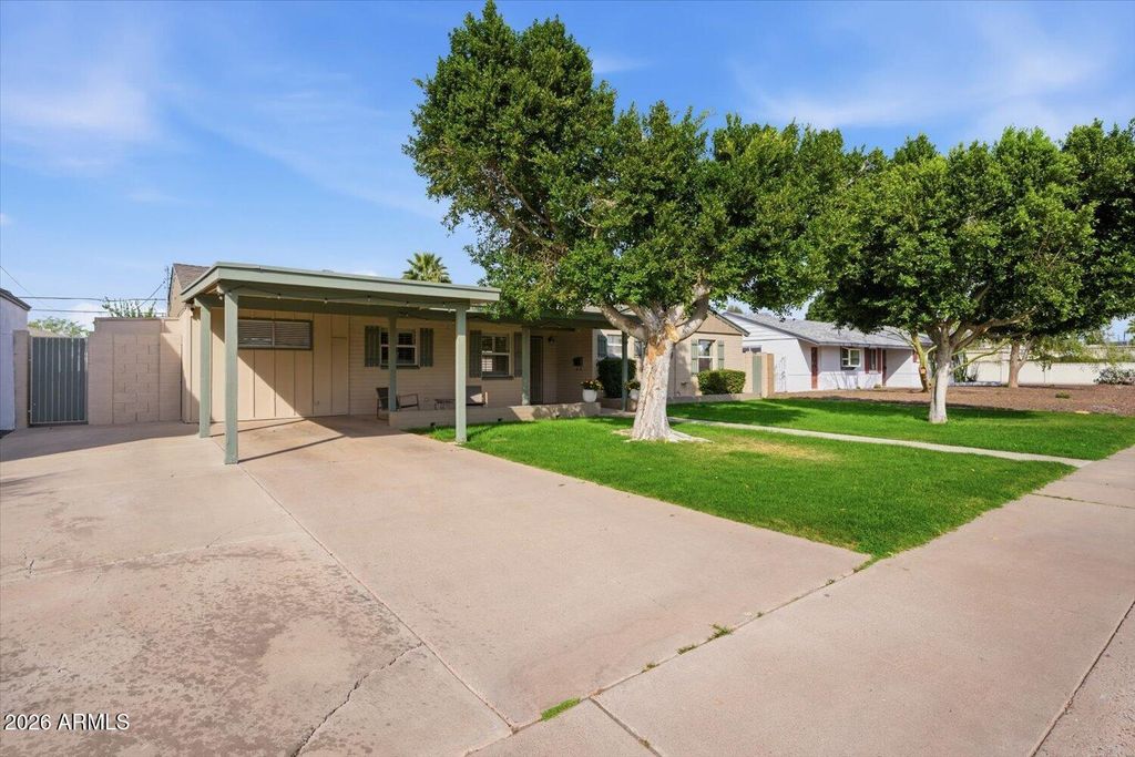 Image 3 of property listing at 934 E BERRIDGE Lane, Phoenix, AZ 85014