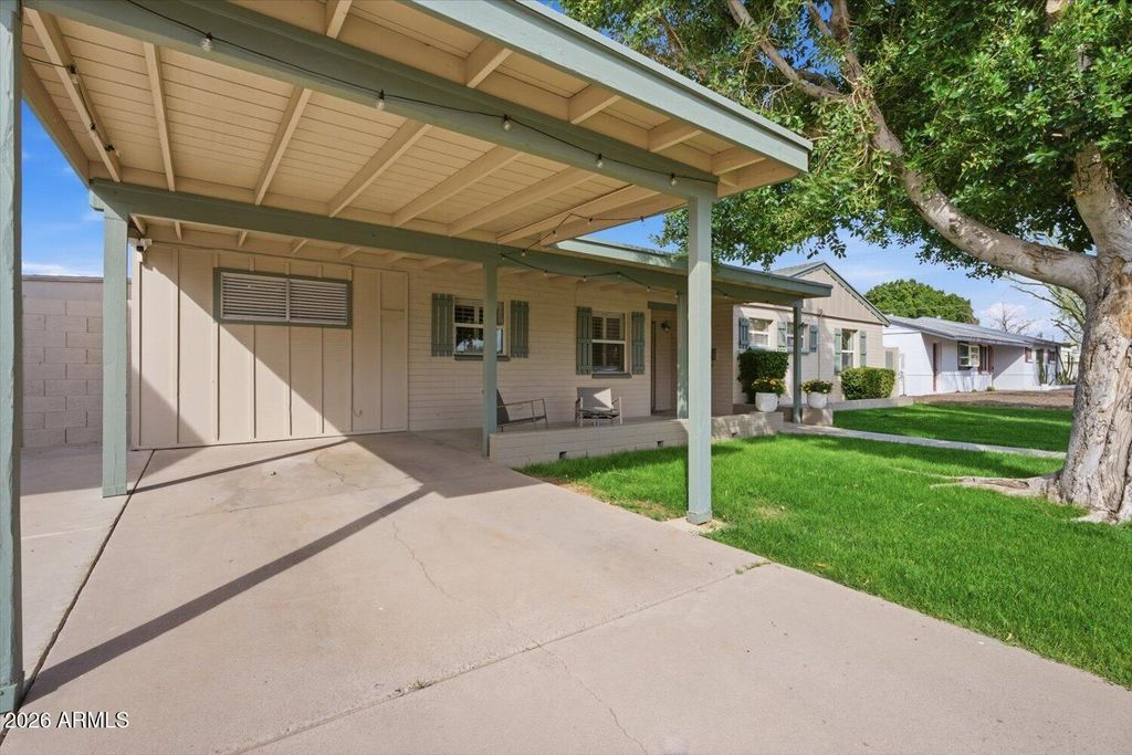 Image 4 of property listing at 934 E BERRIDGE Lane, Phoenix, AZ 85014
