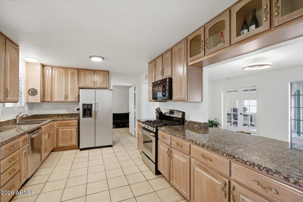 Image 6 of property listing at 934 E BERRIDGE Lane, Phoenix, AZ 85014