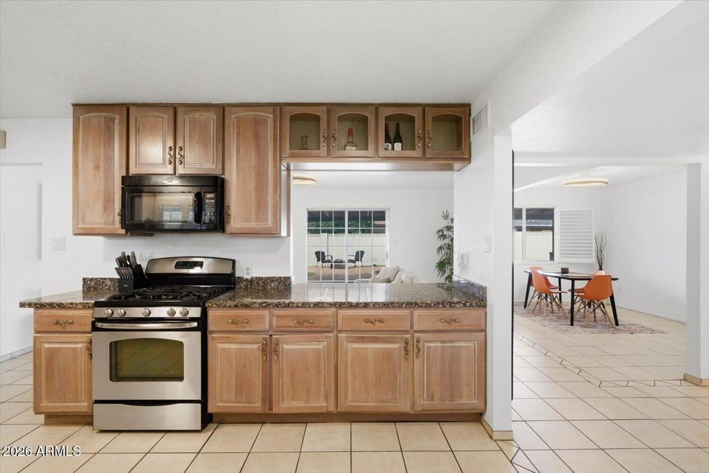 Image 7 of property listing at 934 E BERRIDGE Lane, Phoenix, AZ 85014