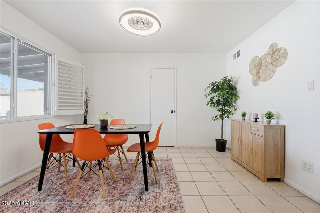 Image 8 of property listing at 934 E BERRIDGE Lane, Phoenix, AZ 85014