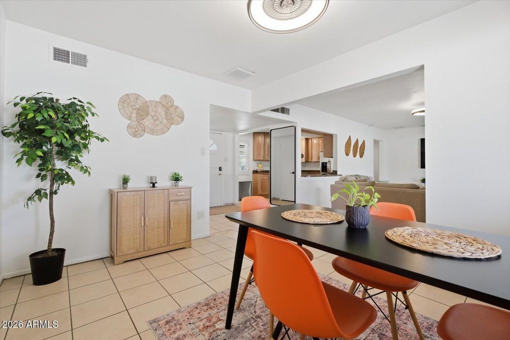 Image 9 of property listing at 934 E BERRIDGE Lane, Phoenix, AZ 85014