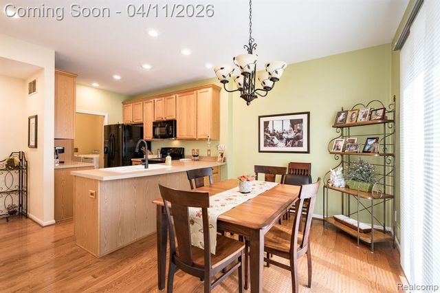282 Stratford Lane, Lake Orion, MI 48360