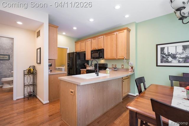 282 Stratford Lane, Lake Orion, MI 48360