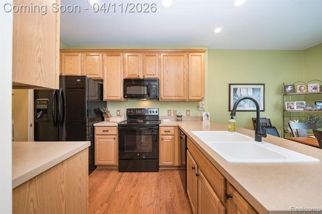 282 Stratford Lane, Lake Orion, MI 48360