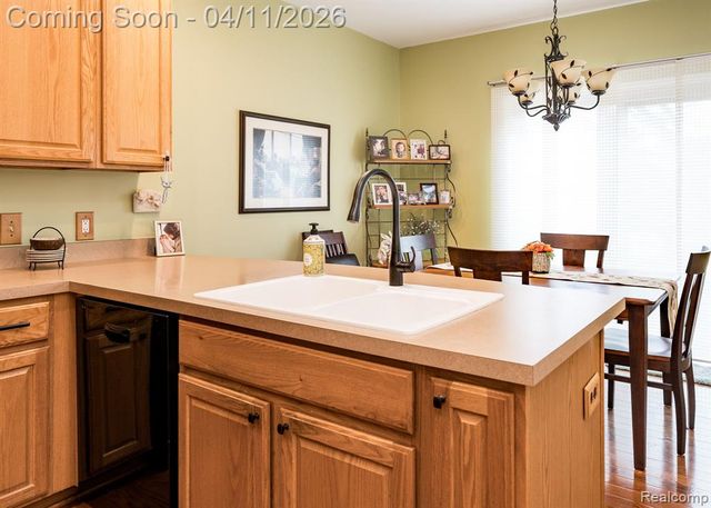 282 Stratford Lane, Lake Orion, MI 48360