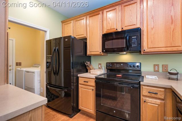 282 Stratford Lane, Lake Orion, MI 48360