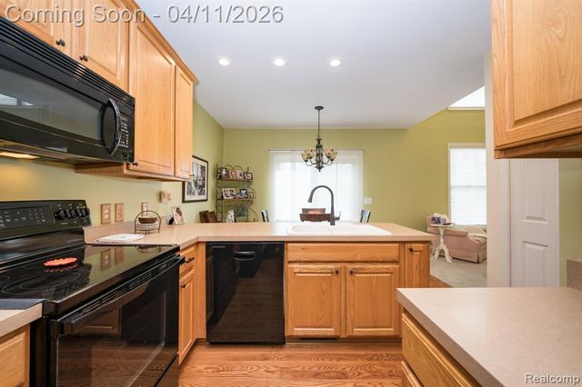 282 Stratford Lane, Lake Orion, MI 48360