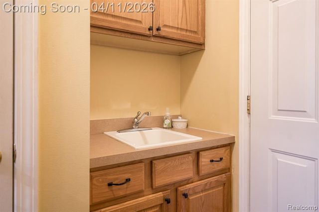 282 Stratford Lane, Lake Orion, MI 48360