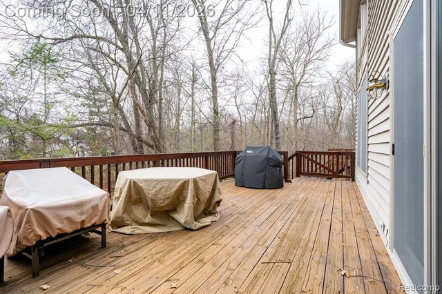 282 Stratford Lane, Lake Orion, MI 48360
