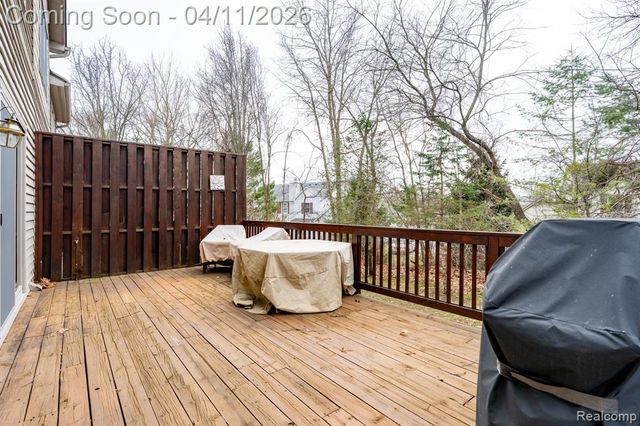 282 Stratford Lane, Lake Orion, MI 48360