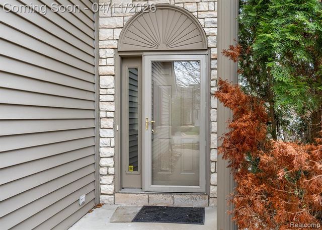 282 Stratford Lane, Lake Orion, MI 48360