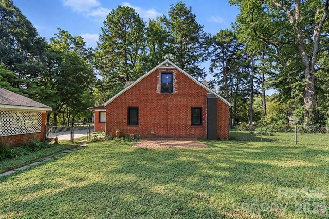 5528 Oak Drive, Charlotte, NC 28216