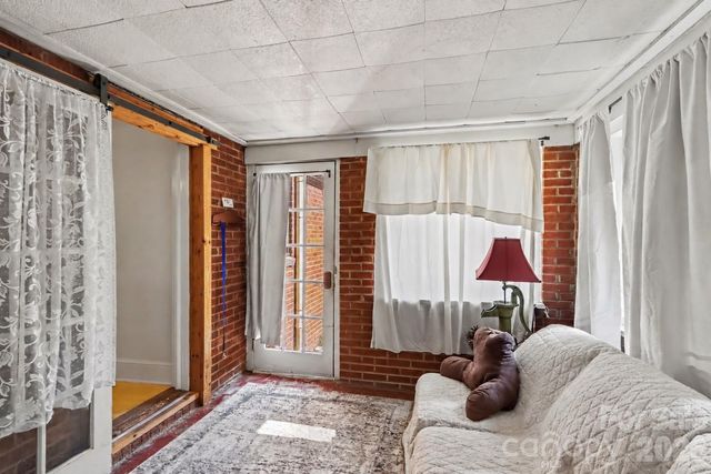 5528 Oak Drive, Charlotte, NC 28216
