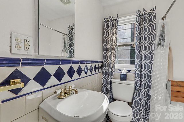 5528 Oak Drive, Charlotte, NC 28216