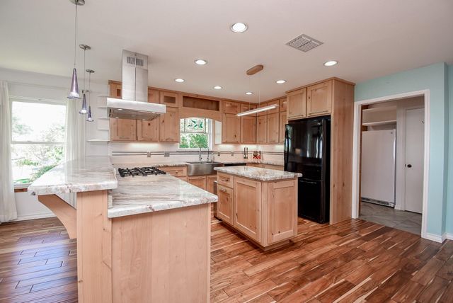 317 E Bayshore Drive, Palacios, TX 77465