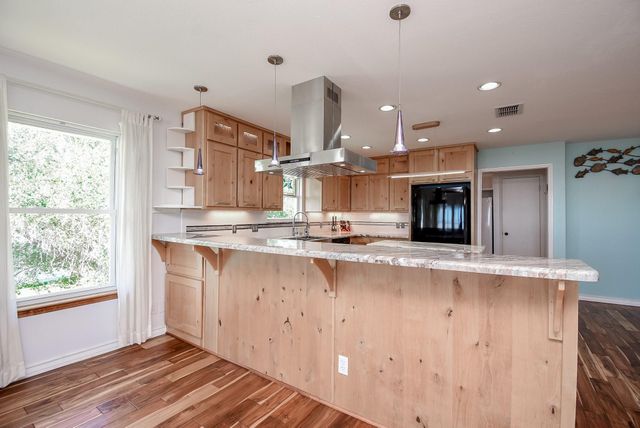 317 E Bayshore Drive, Palacios, TX 77465