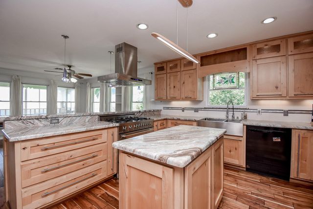 317 E Bayshore Drive, Palacios, TX 77465