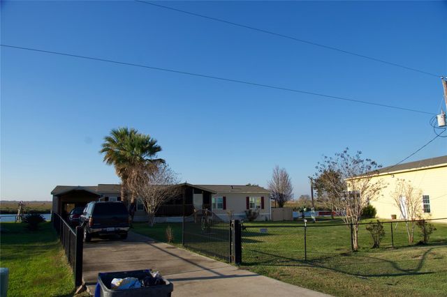 627 Port Road, Angleton, TX 77515