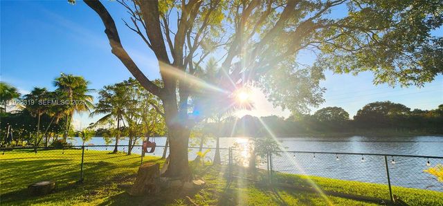 1308 SW 181st Ave, Pembroke Pines, FL 33029