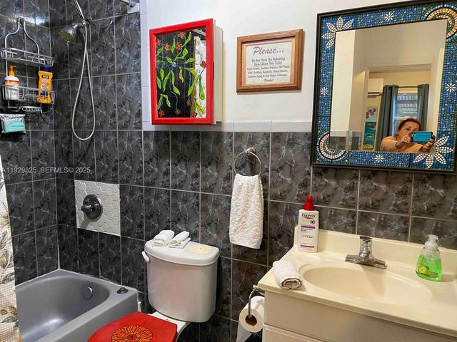 1760 NE 144th St, Miami, FL 33181