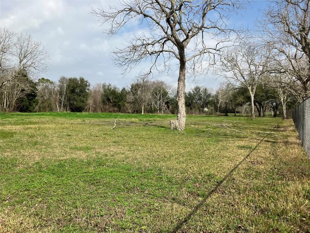 5719 Highway 6, Hitchcock, TX 77563