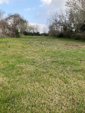 5719 Highway 6, Hitchcock, TX 77563