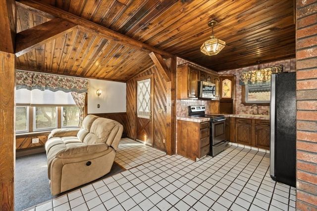 1524 Somerset Ave, Taunton, MA 02780