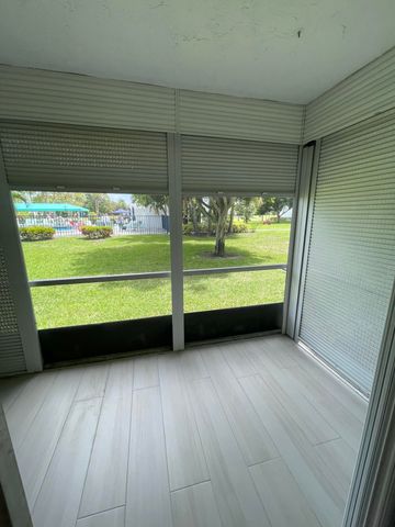 6698 10th Avenue N, Greenacres, FL 33467