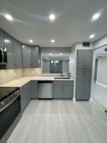 6698 10th Avenue N, Greenacres, FL 33467