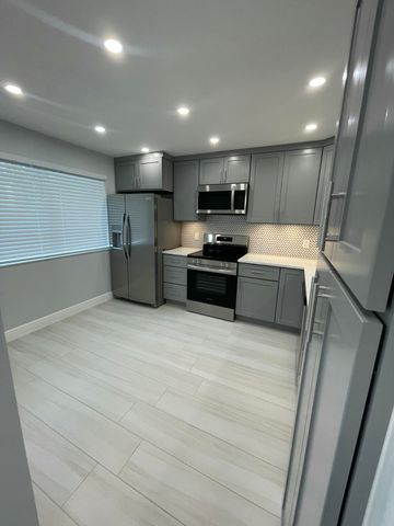 6698 10th Avenue N, Greenacres, FL 33467