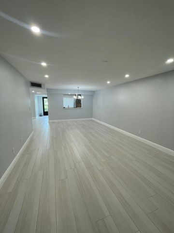 6698 10th Avenue N, Greenacres, FL 33467