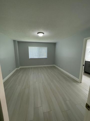 6698 10th Avenue N, Greenacres, FL 33467