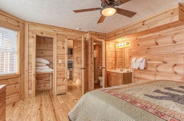 943 Crooked Ridge Rd, Gatlinburg, TN 37738