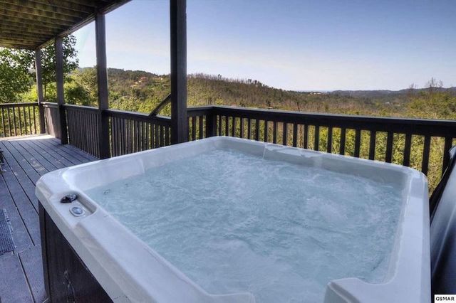 943 Crooked Ridge Rd, Gatlinburg, TN 37738