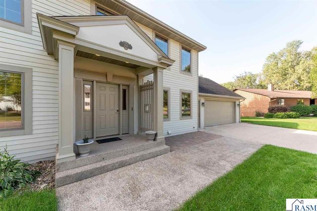 208 Chancery Lane, Mankato, MN 56001