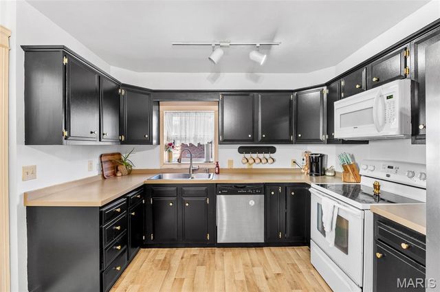 909 E Main Street, Belleville, IL 62220