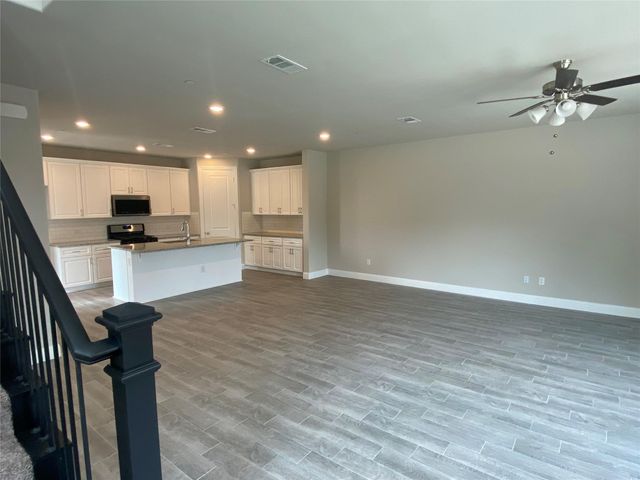 801 Ponds Edge Lane, Euless, TX 76040
