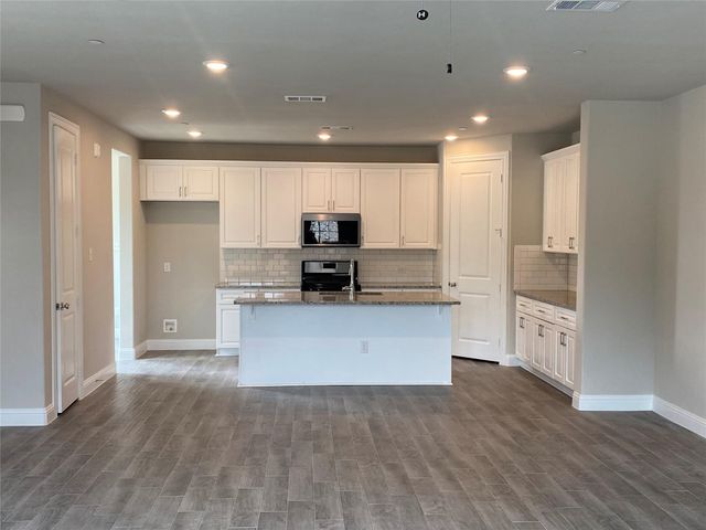 801 Ponds Edge Lane, Euless, TX 76040