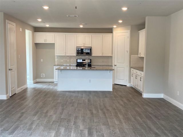 801 Ponds Edge Lane, Euless, TX 76040