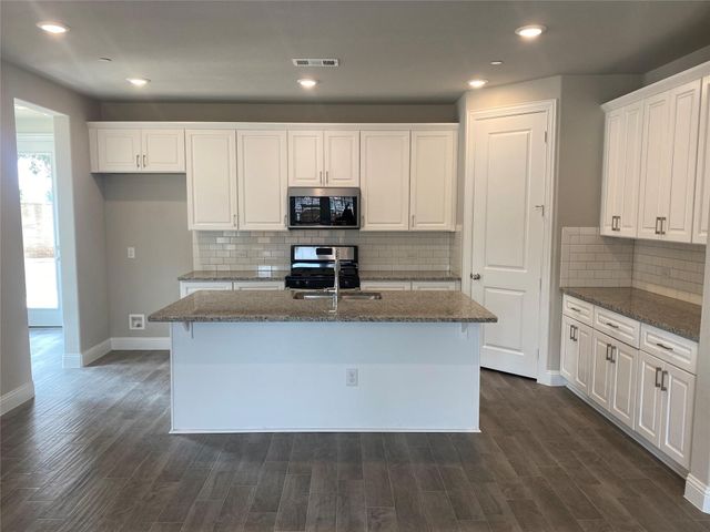 801 Ponds Edge Lane, Euless, TX 76040