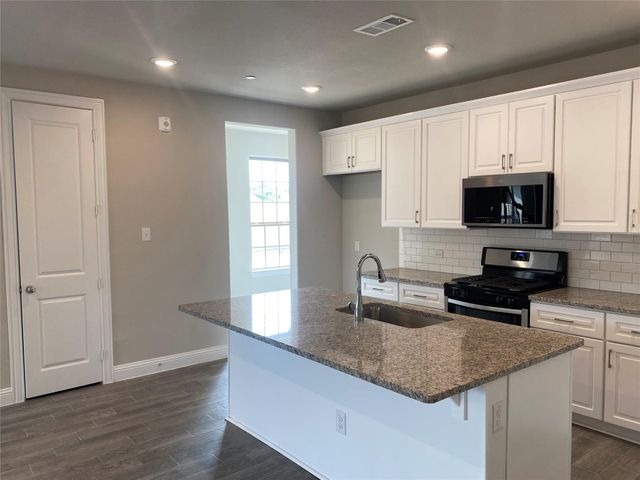 801 Ponds Edge Lane, Euless, TX 76040