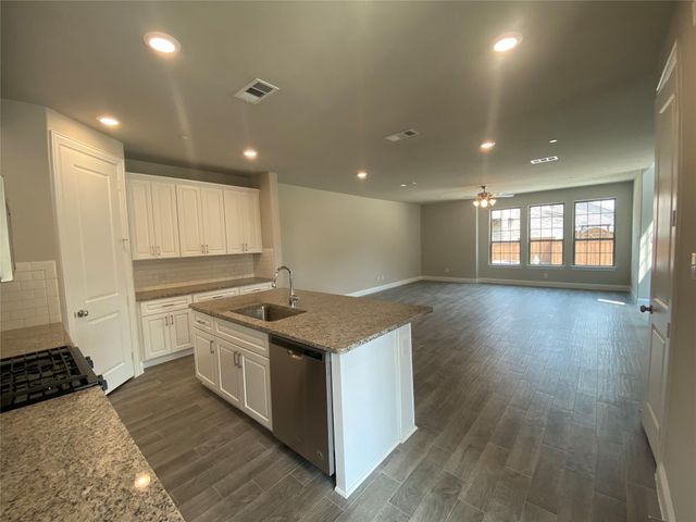 801 Ponds Edge Lane, Euless, TX 76040