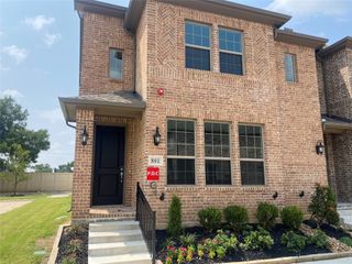 801 Ponds Edge Lane, Euless, TX 76040