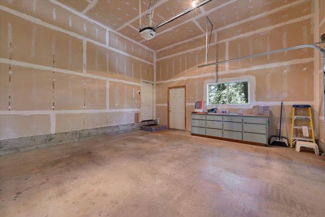 14002 Meadow View Dr, Grass Valley, CA 95945