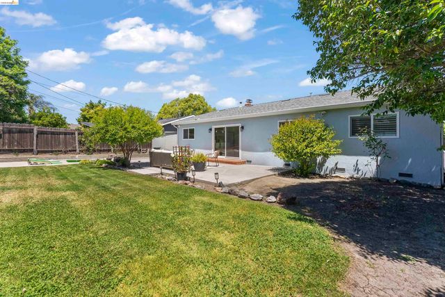 8044 Tamarack Dr, Dublin, CA 94568