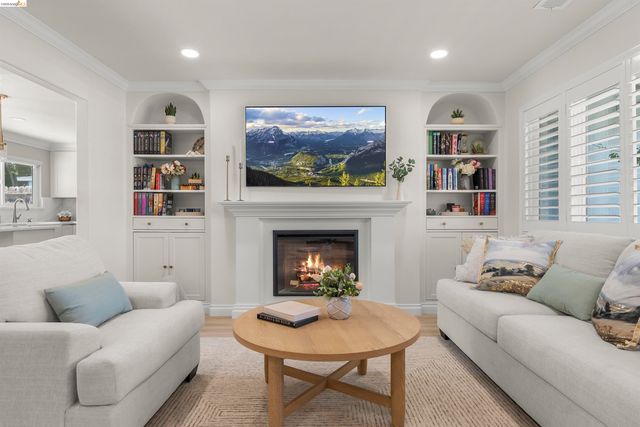 8044 Tamarack Dr, Dublin, CA 94568