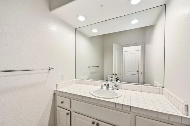 516 Camino Bailen, Escondido, CA 92029