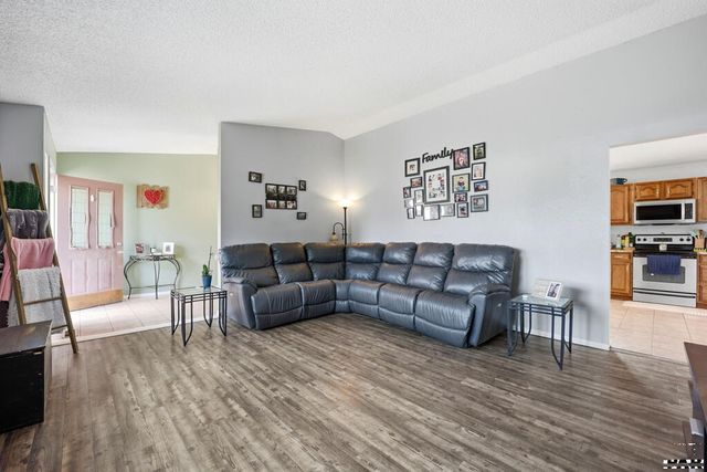 173 S Golfwood Dr E, Pueblo West, CO 81007